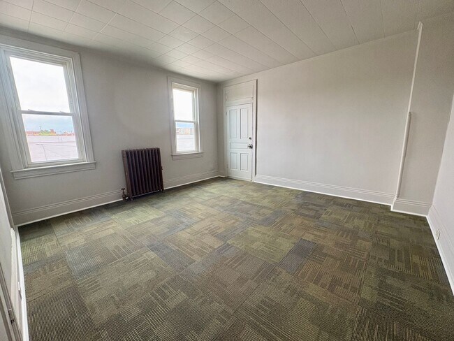 Building Photo - Renovated Large Five Bedroom 1.5 Bathroom In York!