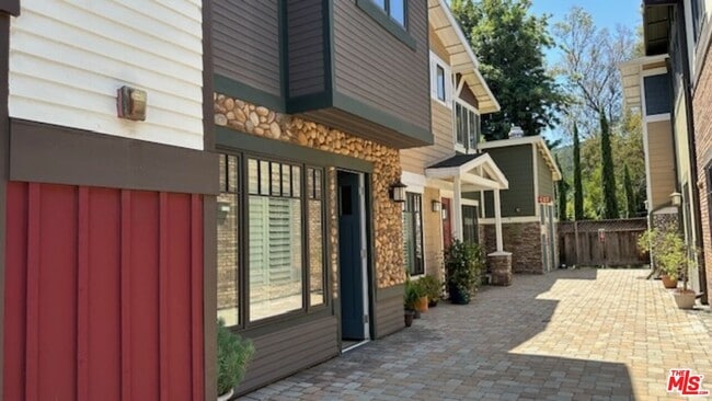 Building Photo - 2020 Holly Dr