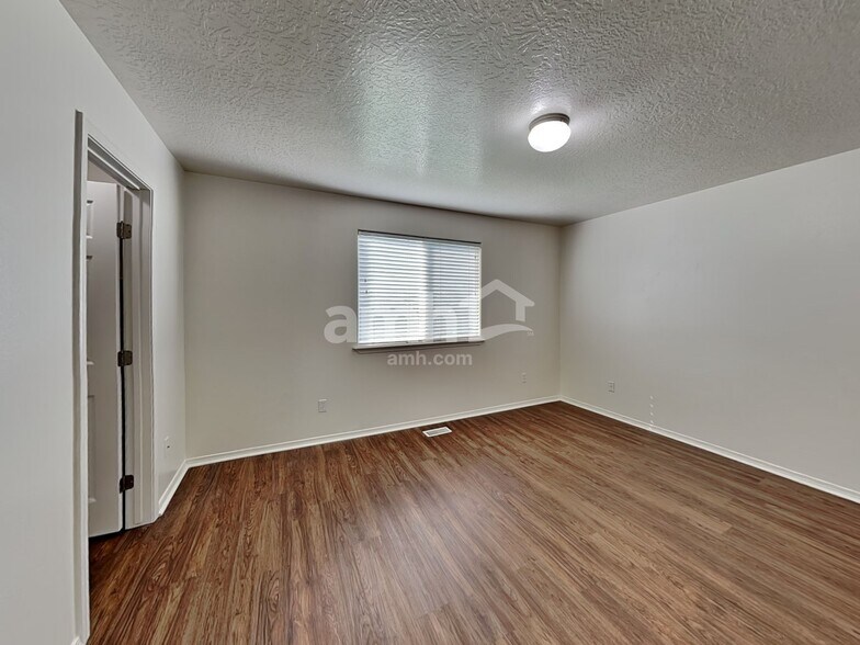 Building Photo - 3261 N Maplestone Ave