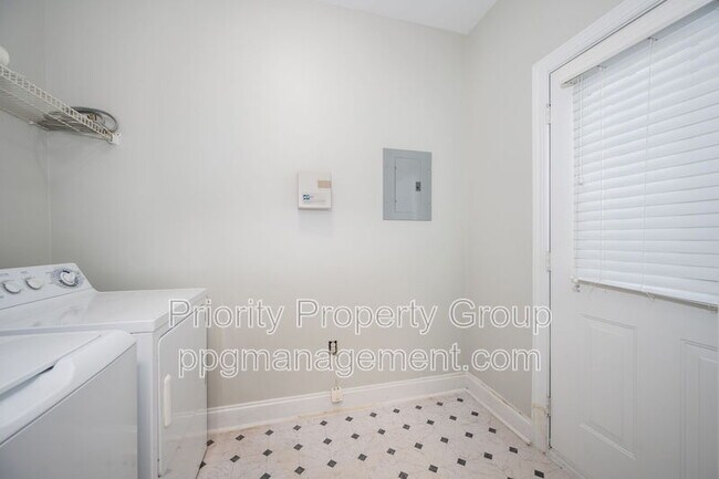 Building Photo - 2104 Sardony Ln