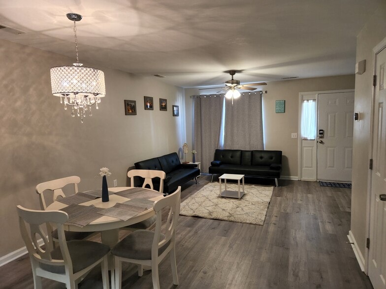 Family room - 614 3rd Ave S