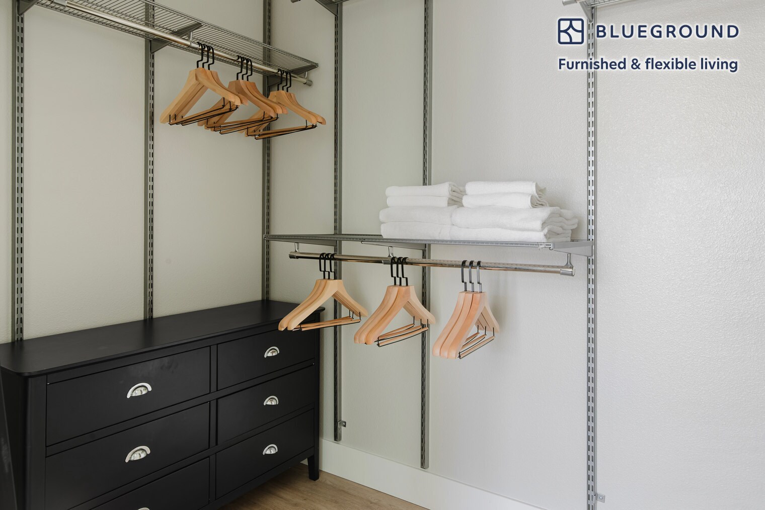 Building Photo - 555 E Evelyn Ave