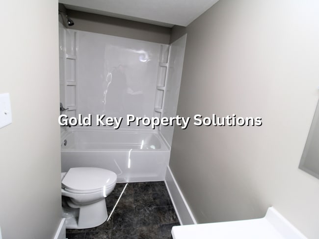 Building Photo - 919 E 6th St