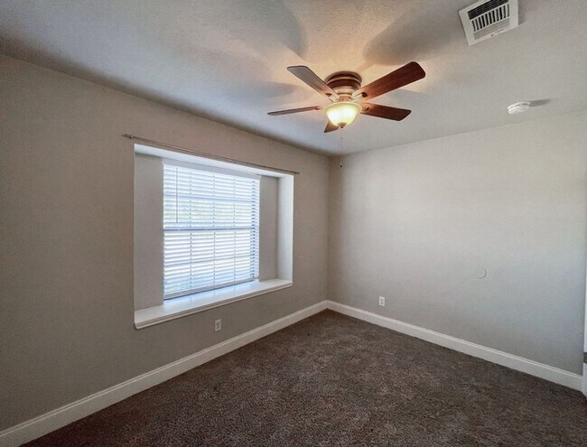 Building Photo - Charming Single-Story, 3Bed/2Bath Gem Minutes from Southtown