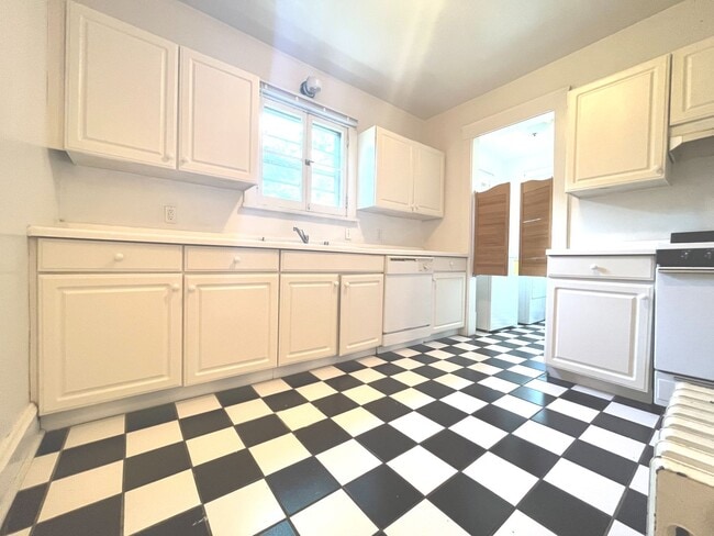 Building Photo - 2533 N Lake Dr