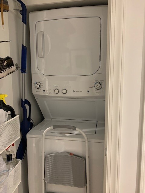 Building Photo - 418 7th St SE