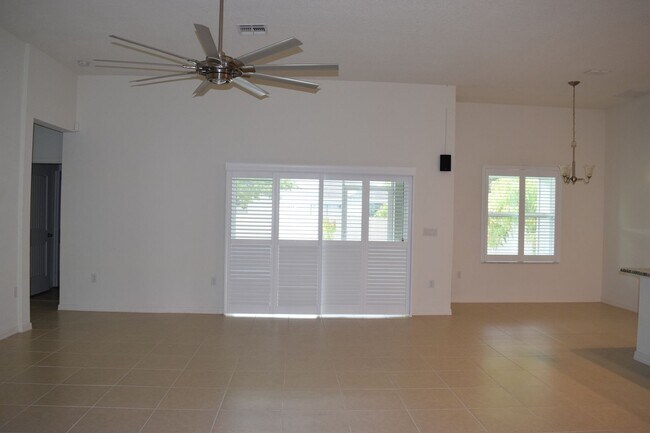 Building Photo - Gorgeous & Tropical 4 bedroom 3 Bath