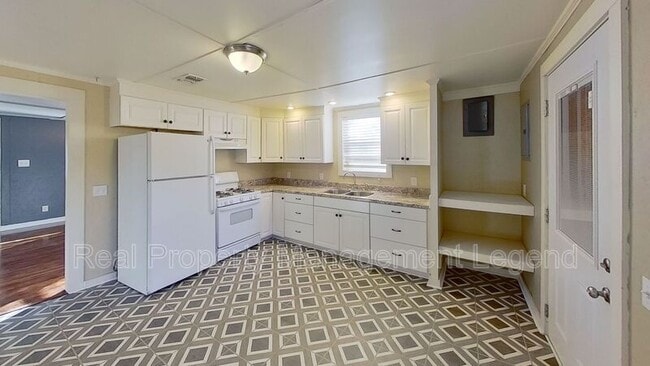 Building Photo - 1030 Oak Dr