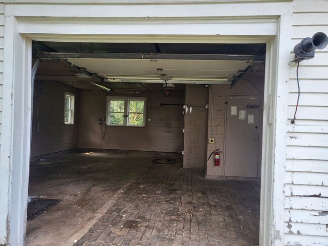 Building Photo - Spacious 4-Bedroom Carriage House with Hea...