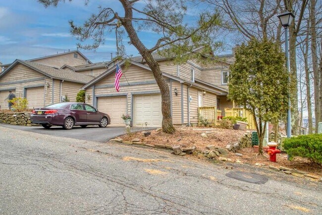 Building Photo - 302 Heights Dr