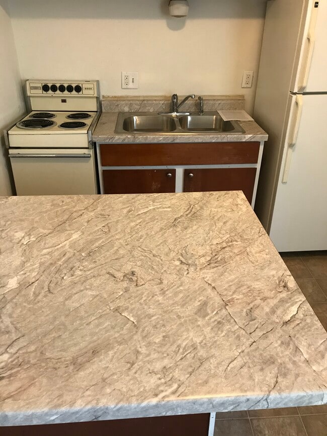 Building Photo - 105 NW College Ave