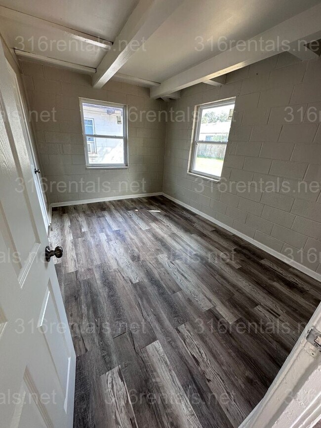 Building Photo - $575 - 1 bed 1 bath - Duplex located in th...