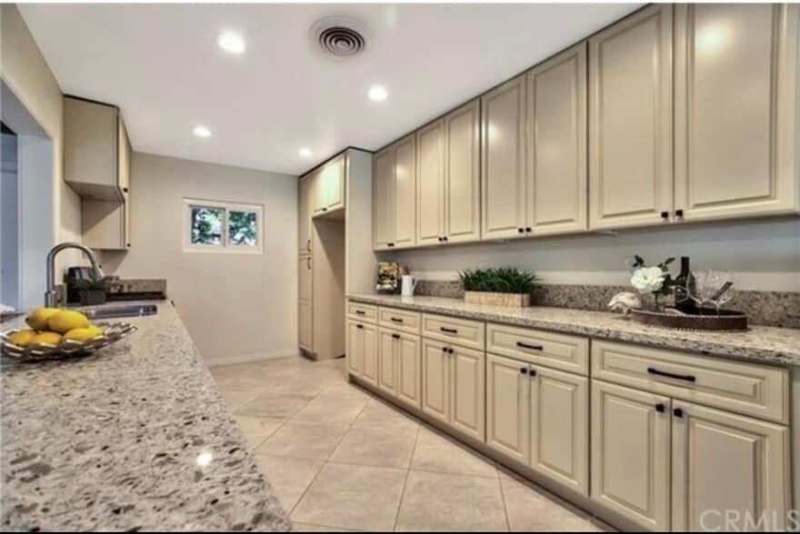 Spacious kitchen with granite counters, ample cabinetry, and breakfast bar - 332 E Deodar St
