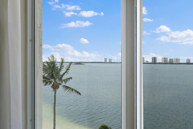 Building Photo - 301 Lake Shore Dr