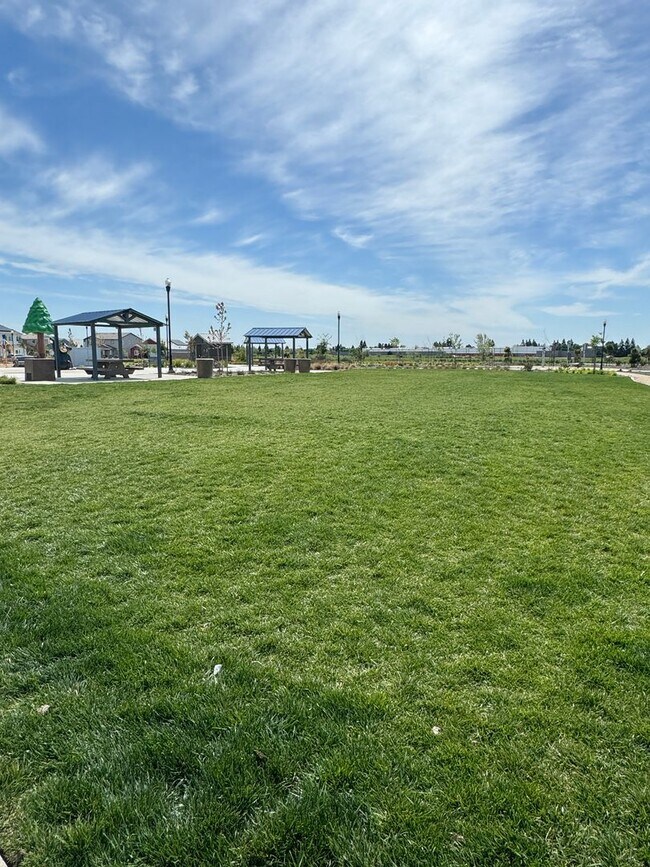 Building Photo - FOUR-FIVE/OFFICE BEDROOM THREE BATHROOM SE...