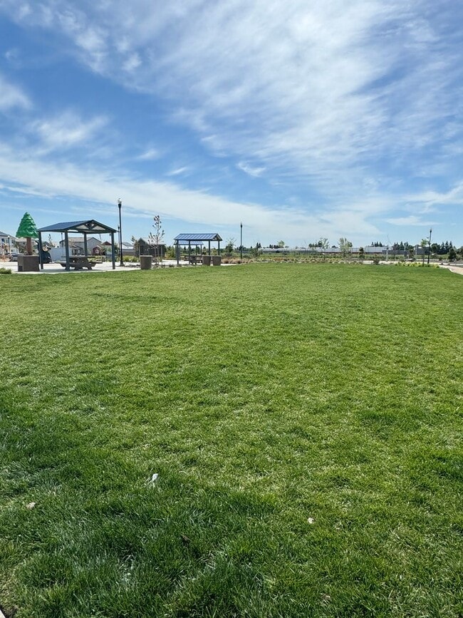 Building Photo - FOUR-FIVE/OFFICE BEDROOM THREE BATHROOM SEE VIDEO