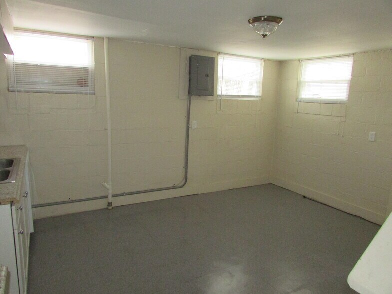 Building Photo - 2284 Hiawatha Park Dr