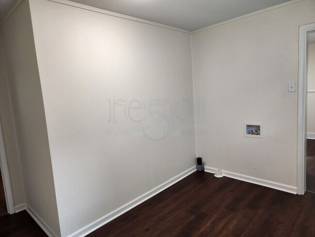 Building Photo - *Availabe Soon* Completely Remodeled Home!