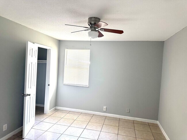 Building Photo - 9326 Sunrise Dr