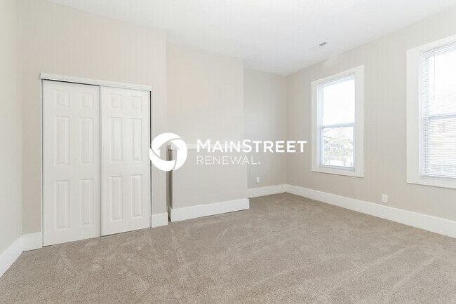 Building Photo - 4 Bedroom Pet-Friendly Home in Louisville, KY with Main Street Renewal