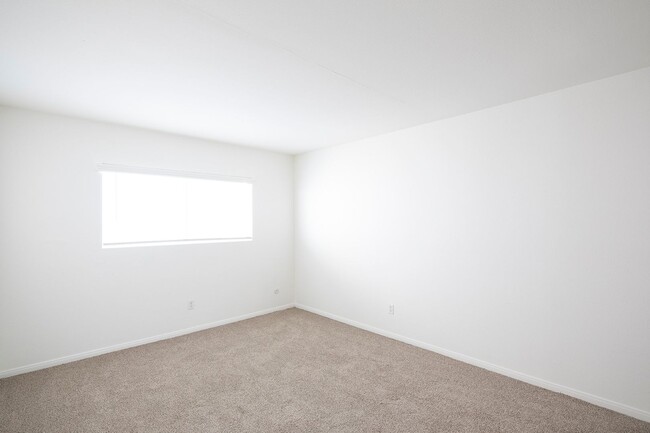 Building Photo - Large Upstairs Unit w/ a Fireplace