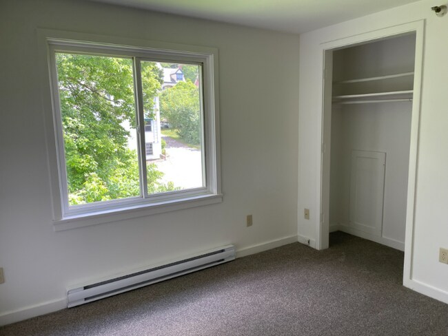 Building Photo - 237 Maple St