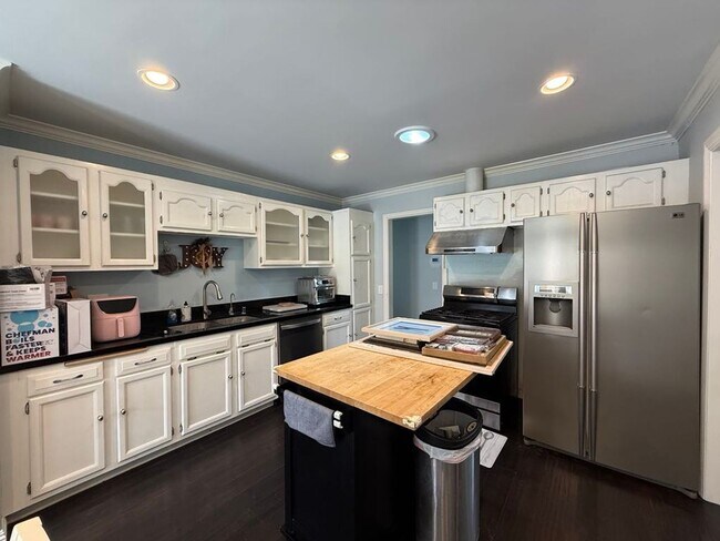 Building Photo - Charming 4-Bedroom, 2-Bath Fully Furnished...
