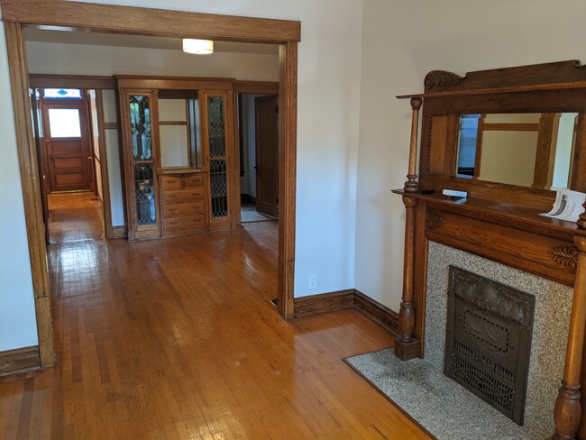 Living Room/Dining Room - 3733 N Greenview Ave