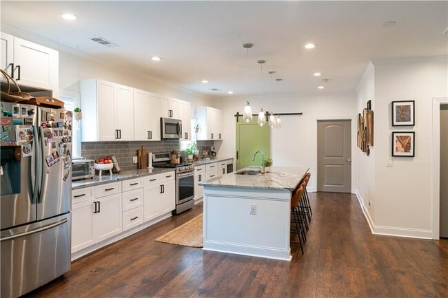 Building Photo - 1580 Pineview Terrace SW