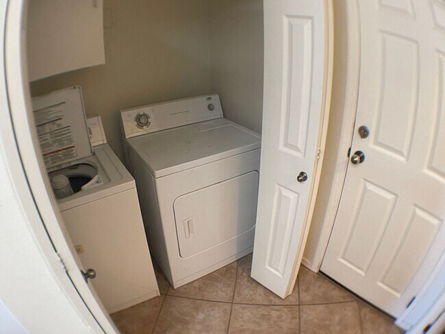 Building Photo - AVAILABLE NOW! Spacious 3-bedroom Townhous...