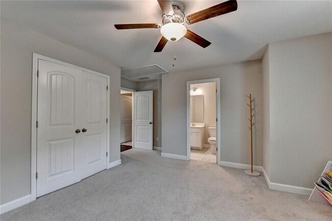 Building Photo - 6035 Ashborough Park