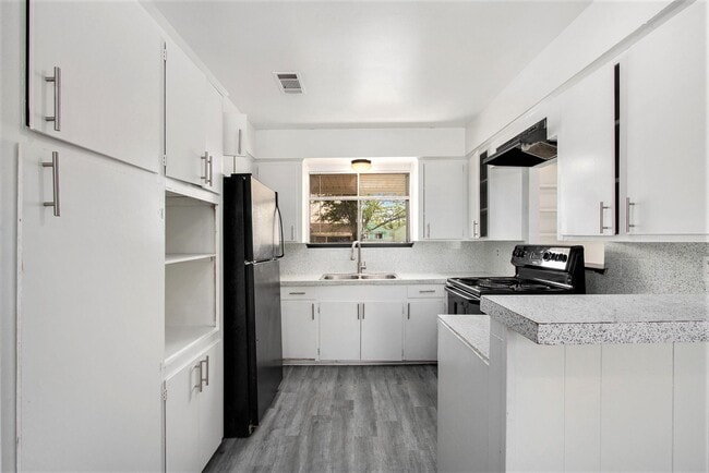 Building Photo - 10906 Panay Dr