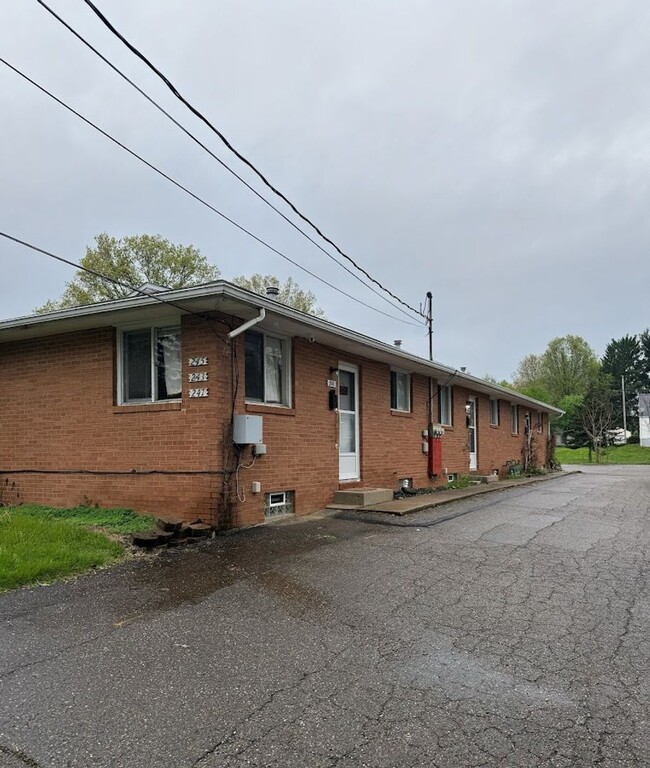 Building Photo - Two-bedroom one bathroom 1st level apartment for rent