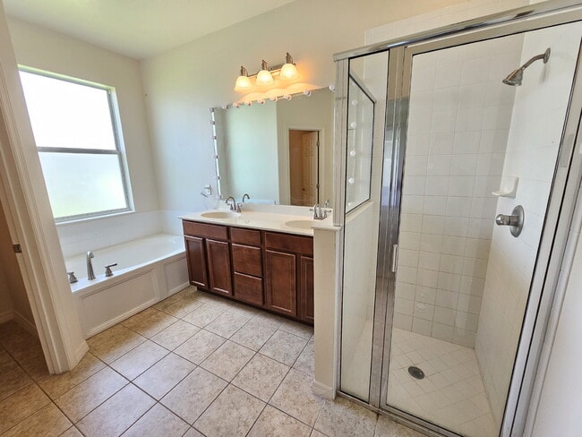 Building Photo - Spacious Phillips Landing Home w/ Walk-In ...