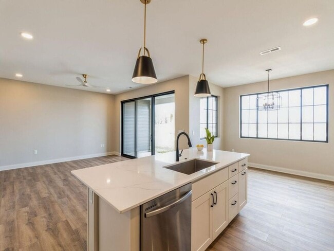 Building Photo - 2017 Lacey Dr