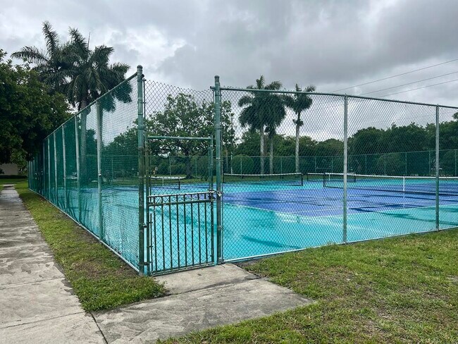 Building Photo - 1453 Lake Crystal Dr