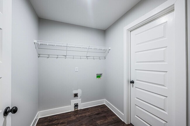 Building Photo - 809/811 Rodeo Lane