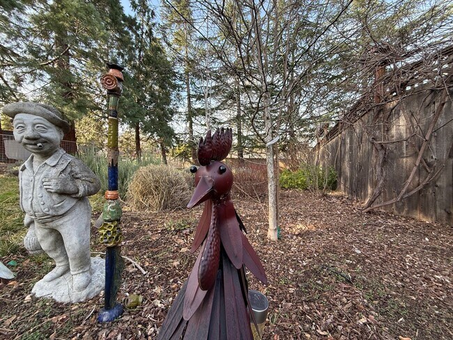 Building Photo - One bedroom/One Bath Apartment with outdoor space on quiet flag lot!  Available Now