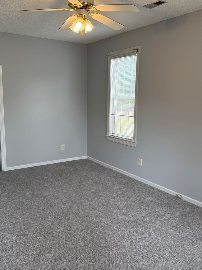 Building Photo - Freshly Painted Townhome