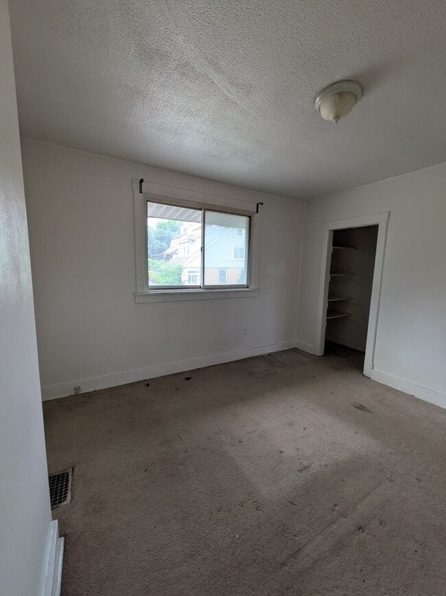 Building Photo - 2 bed 1 bath home with large living room a...