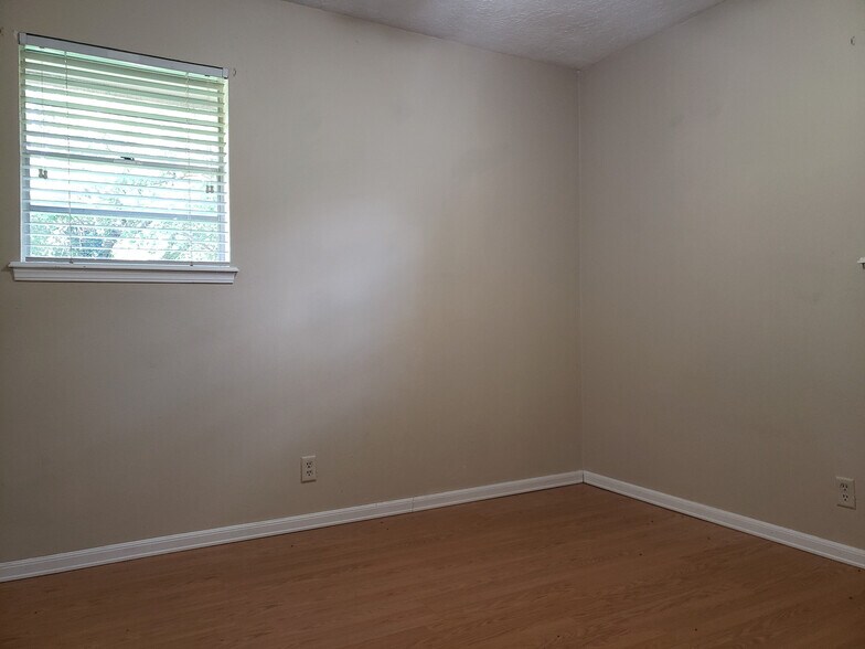 Building Photo - 1325 E Brooks St