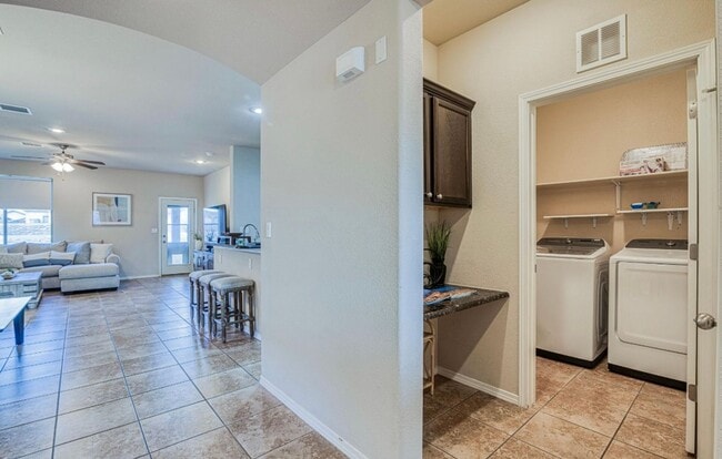 Building Photo - Westside area for Short or Long Term Rental (Completely Furnished) Beautiful 3 bed/2.5 baths plus...