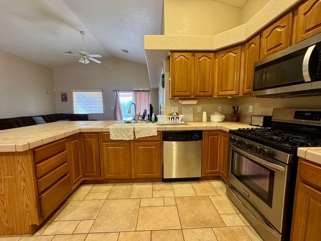 Building Photo - Don't miss this beutiful home with a  pool and mountain views