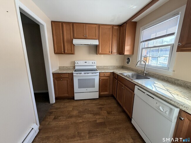 Building Photo - 7 Grandview Dr