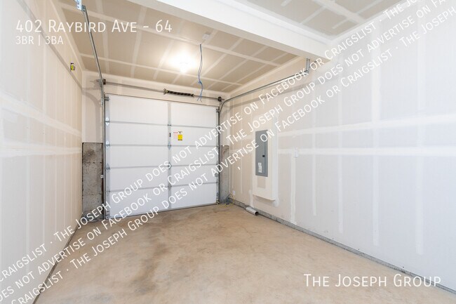 Building Photo - 402 Raybird Ave