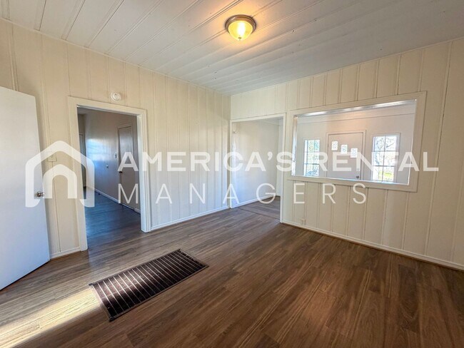 Building Photo - Charming & Spacious Graysville Home for Rent!