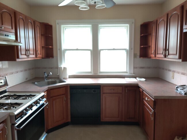 Kitchen - 329 North Dr