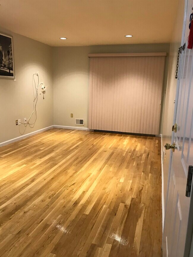 Building Photo - 165 Grant Ave