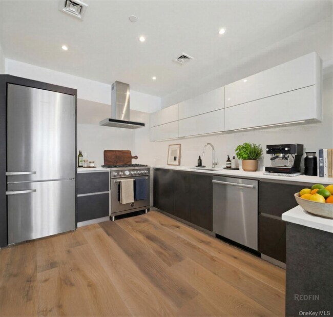 Building Photo - 128 W 26th St