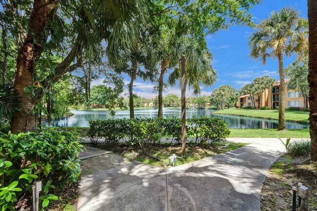 Building Photo - Updated 2 Bed, 2 Bath 1st Floor Condo with Garden Views in Lakes of Jacaranda, Plantation